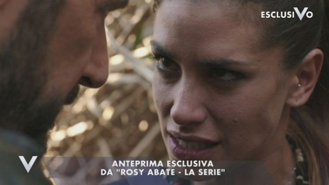 Rosy Abate torna in Tv, Giulia Michelini: “È vendicativa ma in modo diverso. Leonardino è morto o no?” article-post
