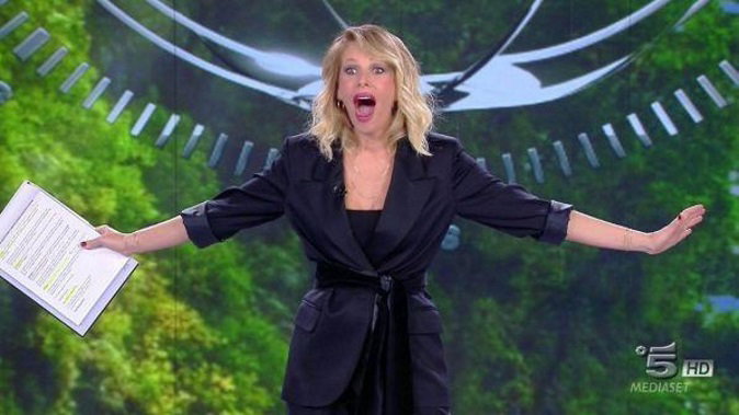 Ascolti Tv, 22 gennaio 2018: Romanzo Famigliare a 5,1 mln; Isola dei Famosi 2018 ferma a 4,5 mln preview