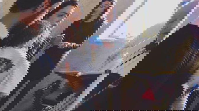 Belen Rodriguez madrina di battesimo scatena l’ira del web: è polemica per outfit troppo “sexy” preview