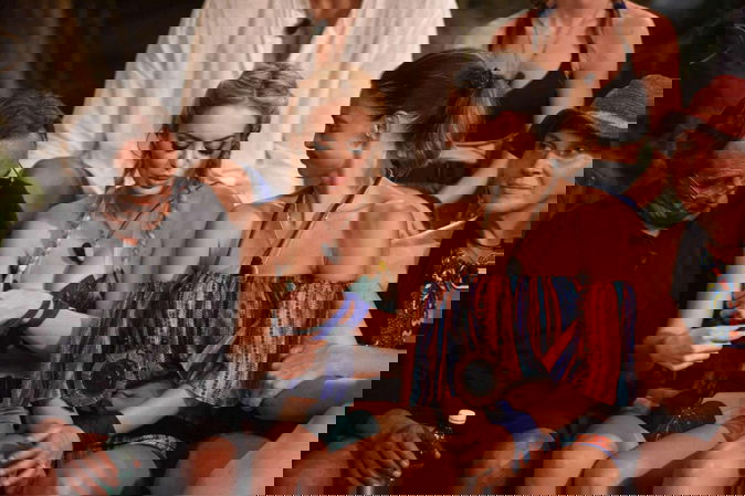 Isola dei Famosi 13, Elena Morali in crisi: “Ma chi me l’ha fatto fare?”, i dubbi di Paola dopo il bacio preview