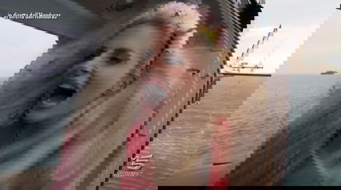 Isola dei Famosi 2018, Francesca Cipriani: ‘follia’ in elicottero, il momento cult della prima puntata (Video) preview