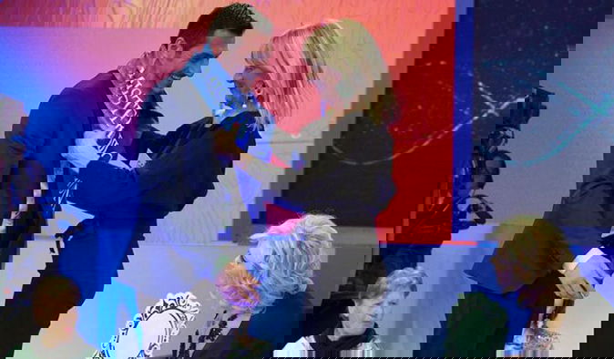 Uomini e Donne Over, Gemma bacia Raffaele ma pensa al Manetti: Sossio solo con un pugno di mosche preview