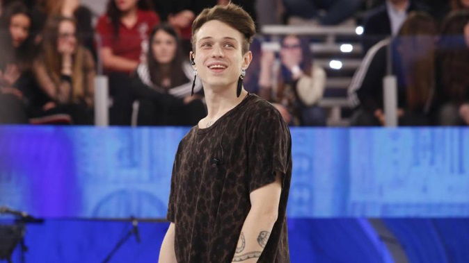 Irama, Amici 17: chi è il nuovo cantante del talent di Maria De Filippi, nel suo passato anche Sanremo – VIDEO article-post