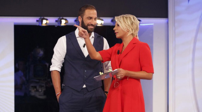 Ascolti Tv, 13 gennaio 2018: C’è posta per te, esordio boom con 5,7 mln; Mr Felicità a 3,4 mln article-post