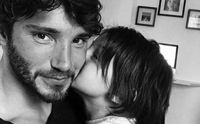 Isola dei Famosi 2018, Stefano De Martino parla di Santiago: “Ecco cosa gli ho detto quando ho lasciato Belen” preview