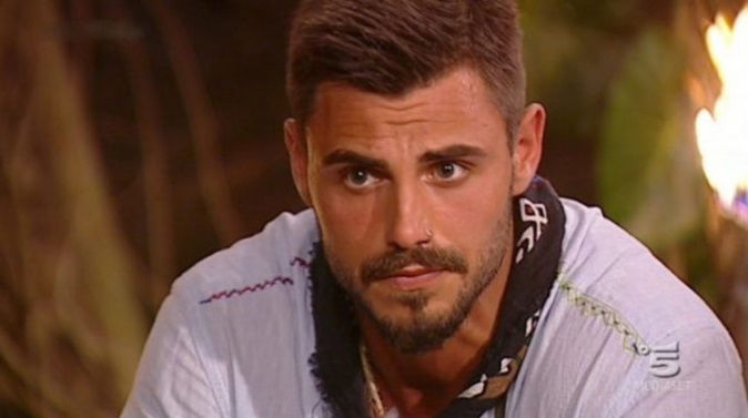 Isola dei Famosi shock: Francesco Monte abbandona il reality dopo lo scandalo droga, già di ritorno in Italia? article-post