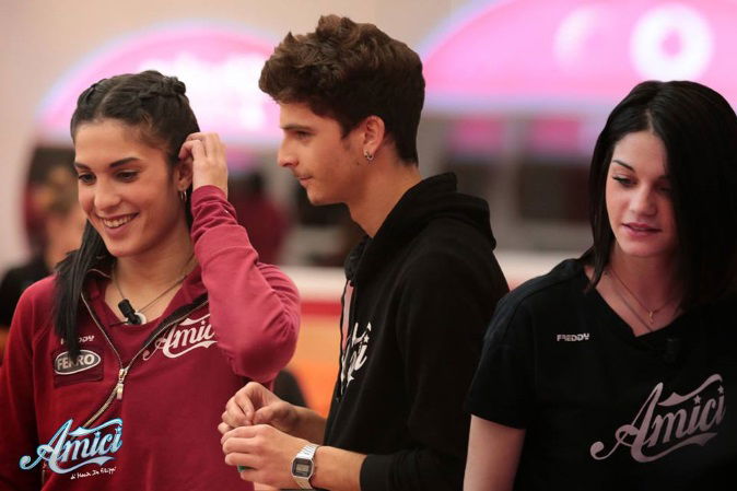 Amici 17, Alessandro dei The Jab tra Claudia e Nicole: gli avvicinamenti mandano in tilt le ragazze – VIDEO article-post