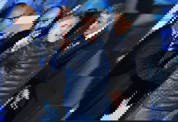 Irruzione a Sanremo 2018, Fiorello interrotto da un uomo sul palco: ecco cosa è successo (Video) preview