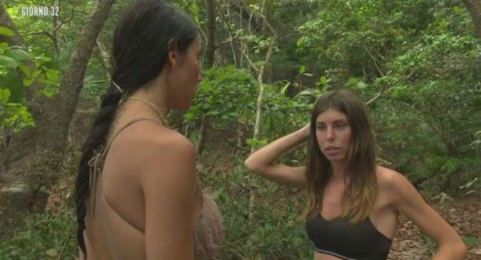 Isola dei Famosi 13, Paola parla con Bianca: Elena Morali fa il doppio gioco per farle litigare? article-post