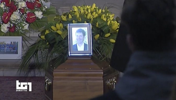 Fabrizio Frizzi, l’ultimo saluto a Roma: “Il sorriso era la sua forza”. Clerici e Carlo Conti leggono la Preghiera degli Artisti – VIDEO article-post