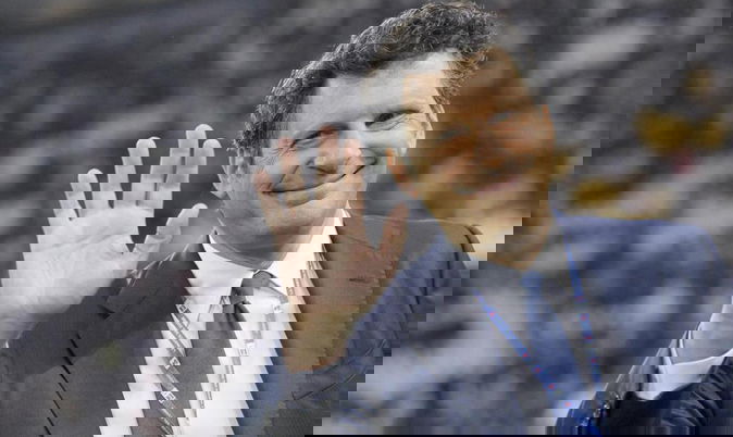 Gossip TV, Fabrizio Frizzi dopo il malore: baci e abbracci con la sua Carlotta a passeggio per Roma preview