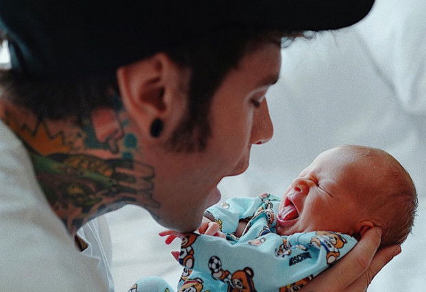 Gossip News, Fedez sbotta sui social: ecco perché pubblica le foto di Leone e replica alle critiche preview