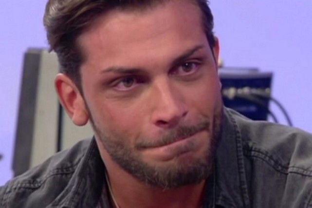 Uomini e Donne, Maria De Filippi contro Mariano Catanzaro: “Sei finto e impostato! Eri meglio come corteggiatore” preview