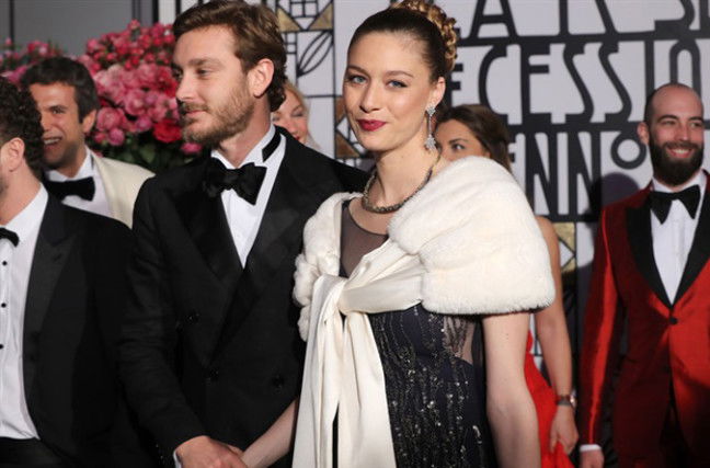 Gossip, Pierre Casiraghi e Beatrice Borromeo genitori per la seconda volta: è nato il figlio, tutte le news preview