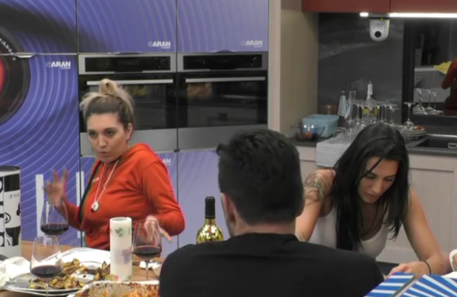 Grande Fratello 15, primi scontri tra Veronica e Favoloso. Lucia Bramieri e gli sms bollenti, Simone Coccia in lacrime preview