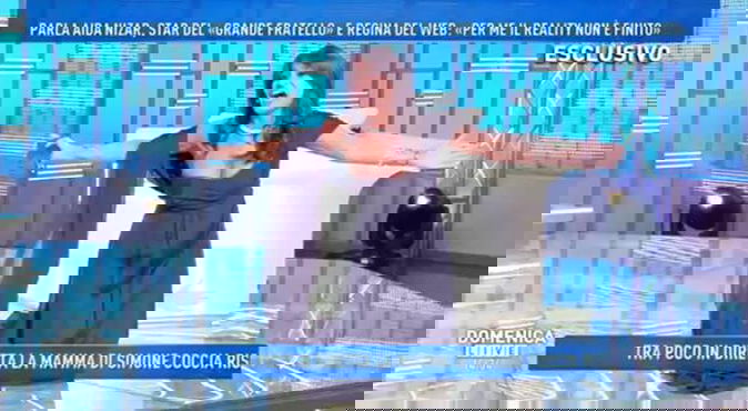 Domenica Live, Aida Nizar fuori di… seno: piccolo incidente per la spagnola da Barbara d’Urso preview