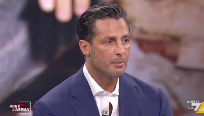 Fabrizio Corona, Non è L’Arena: un fiume in piena contro tutti, da Mughini a Selvaggia Lucarelli preview
