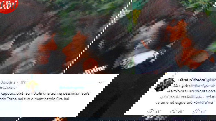 Asia Argento con la madre Daria Nicolodi, offese shock per Fabrizio Corona: “Fott*ti tro*a!” preview