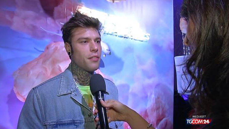 Fedez dice addio alla televisione: “Mi dedicherò solo alla musica”, poi parla di Paranoia Arlines article-post