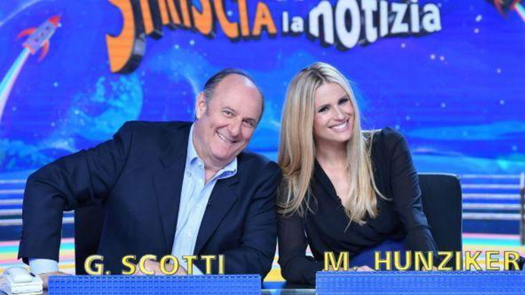 Striscia la Notizia: Michelle Hunziker e Gerry Scotti tornano dietro il bancone del TG article-post