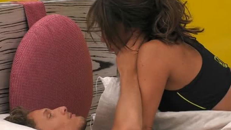 Grande Fratello 2019, Francesca e Gennaro: scatta il primo bacio, esplode la passione preview