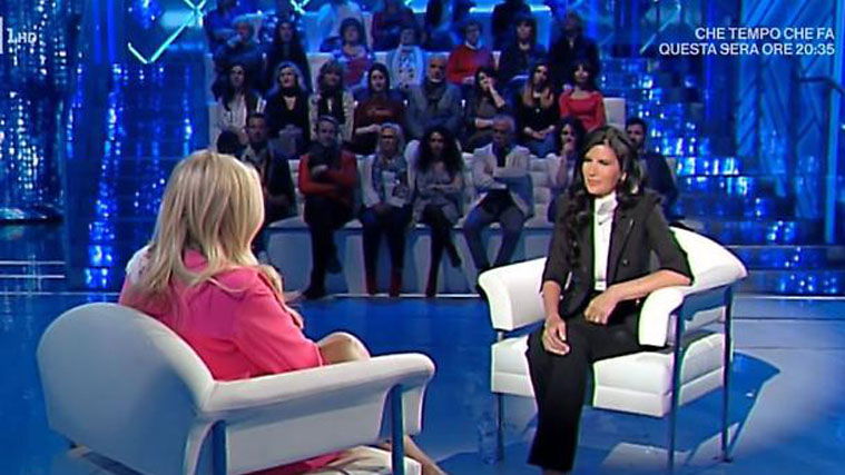 Mara Venier, retroscena su Pamela Prati: “Mi ha cercata per una nuova intervista, piangeva!” article-post