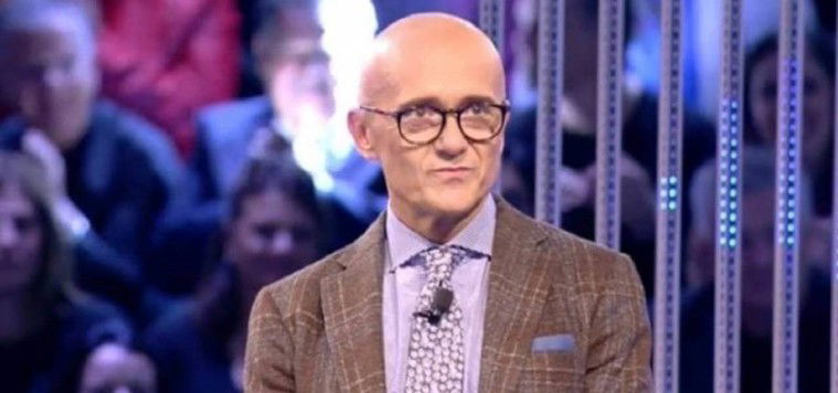 Alfonso Signorini conduce il GF VIP e sarà prof di Amici di Maria: l’indiscrezione preview