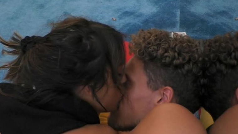 Grande Fratello 2019, Francesca e Gennaro si sono baciati: “Se lo è meritato!” (VIDEO) preview