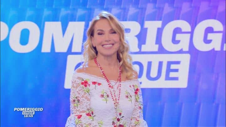 Pomeriggio 5 in ferie: Scheri “gongola”, Barbara d’Urso confermata da settembre article-post