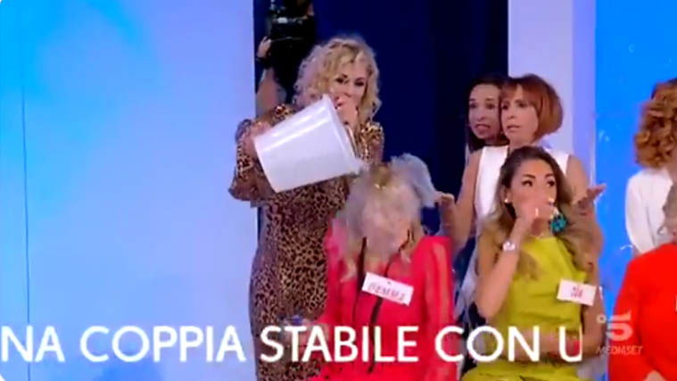 Tina Cipollari, secchiata d’acqua a Gemma Galgani: Maurizio Costanzo difende l’opinionista preview