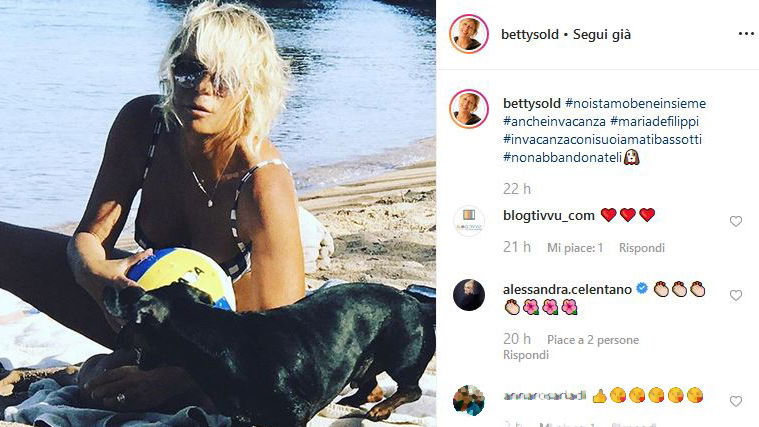Maria De Filippi in vacanza con gli amici: il messaggio contro l’abbandono dei cani article-post