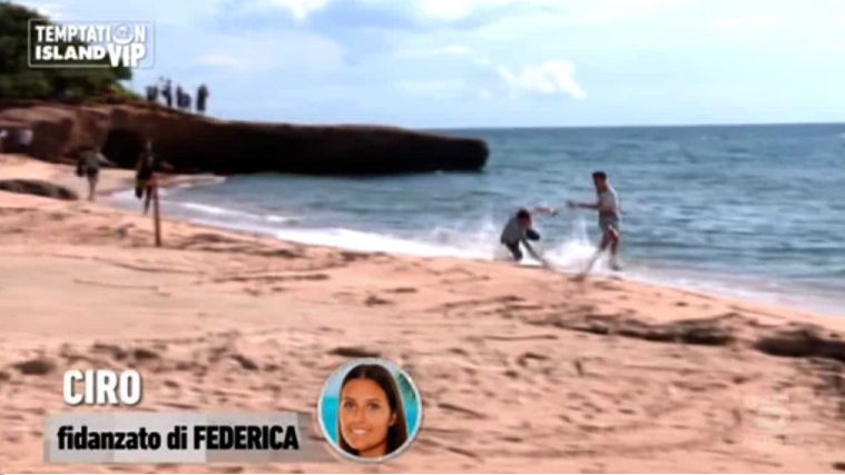 Temptation Island Vip, Ciro Petrone e l’invasione nel villaggio: “Correvo senza capire nulla…” preview