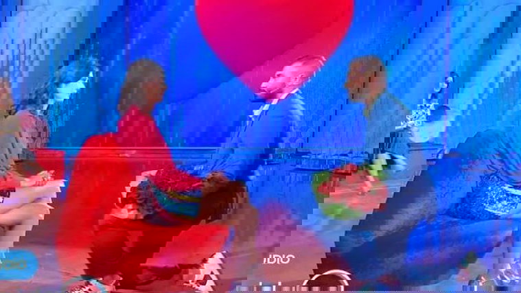 Giovanni Conversano, proposta di matrimonio in diretta tv: Giada Pezzaioli muta, imbarazzo a Vieni da me preview