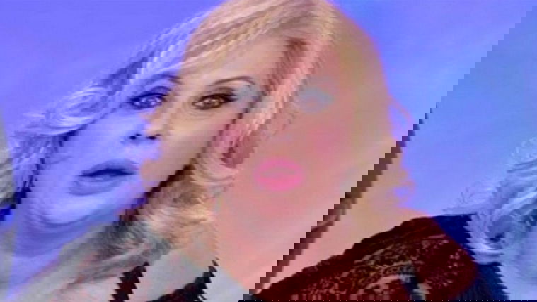 Quanto pesa Tina Cipollari? L’opinionista di Uomini e Donne sale sulla bilancia e… preview