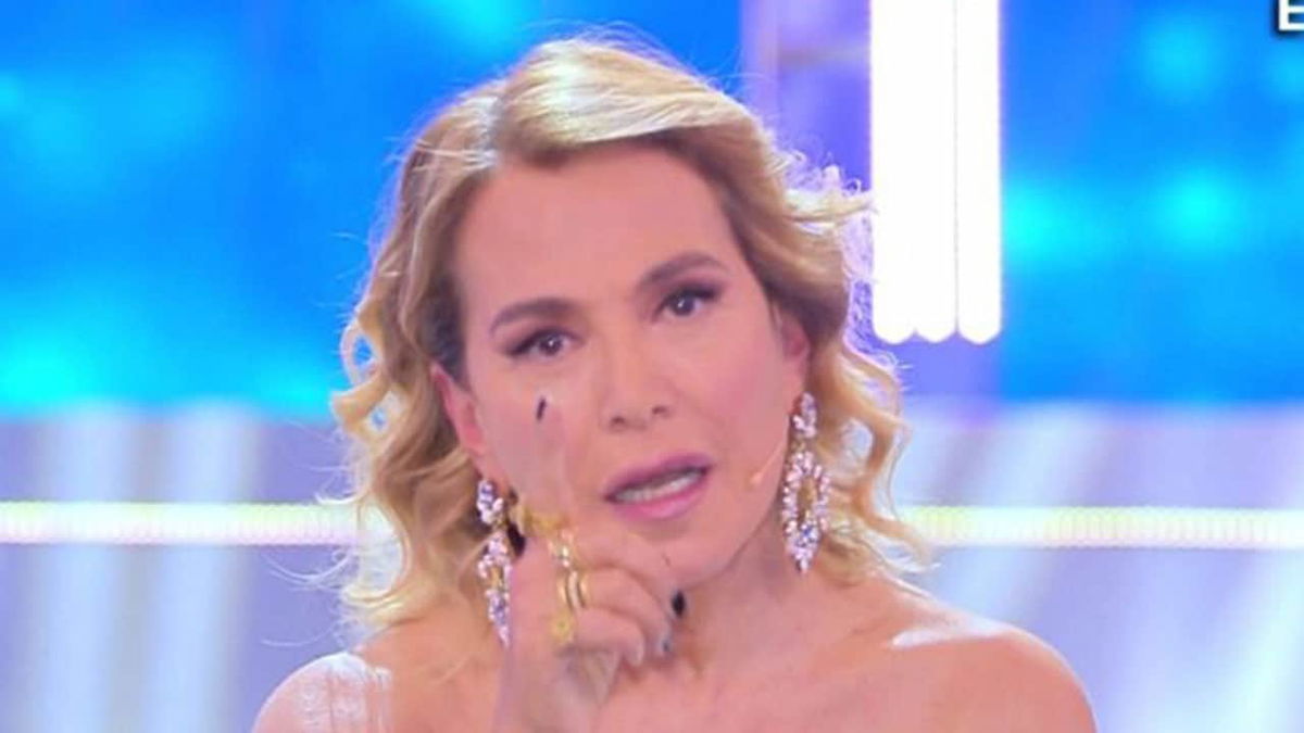 Barbara d’Urso replica a Dandolo: “Denuncia ad ignoti”, Selvaggia Lucarelli interviene article-post