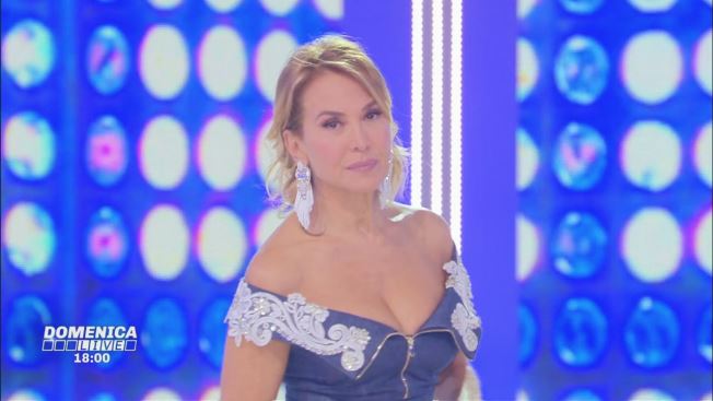 Domenica Live, Barbara d’Urso: busta choc, stalker di Youma e la figlia di Maradona Junior article-post