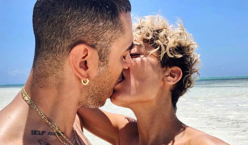 Elodie e Marracash, bacio bollente in Kenya: “Niente da aggiungere” preview