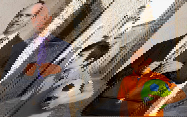 Sole a catinelle, film in TV: Checco Zalone stasera su Canale 5, video trailer e trama preview