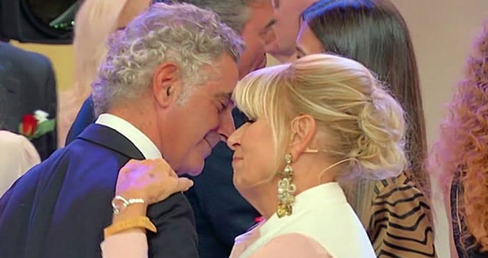 Uomini e Donne Over, Gemma Galgani e Juan Luis: romantico regalo e gesto importante article-post