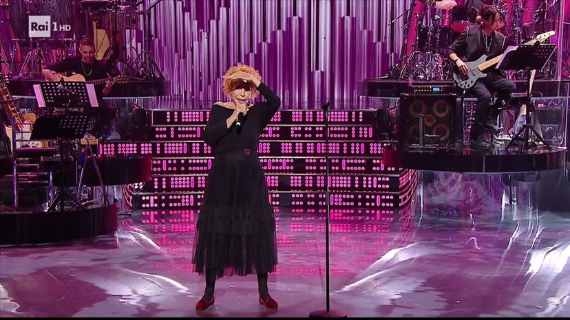 Ornella Vanoni sbrocca in diretta: “Non vedo un cazz*!” (VIDEO) preview