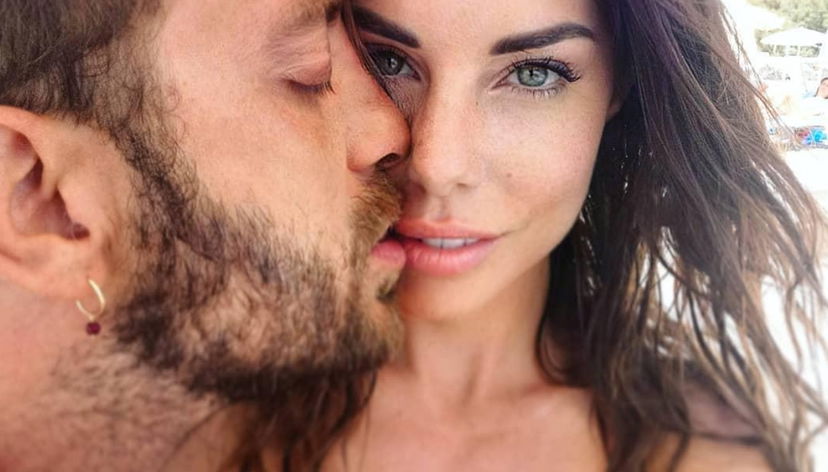 Stefano Corti: “Bianca Atzei incinta? Hanno sbagliato soggetto, sono di 7 mesi!”, ironica smentita article-post