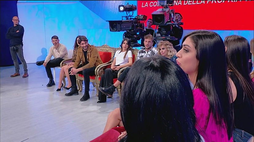 Uomini e Donne, Carlo Pietropoli bacia Cecilia Zagarrigo: Sara conosce i suoi corteggiatori preview