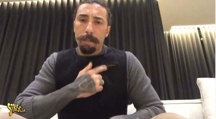 Striscia la Notizia, Brumotti aggredito a Monza: cameraman accoltellato, ecco cosa è successo preview