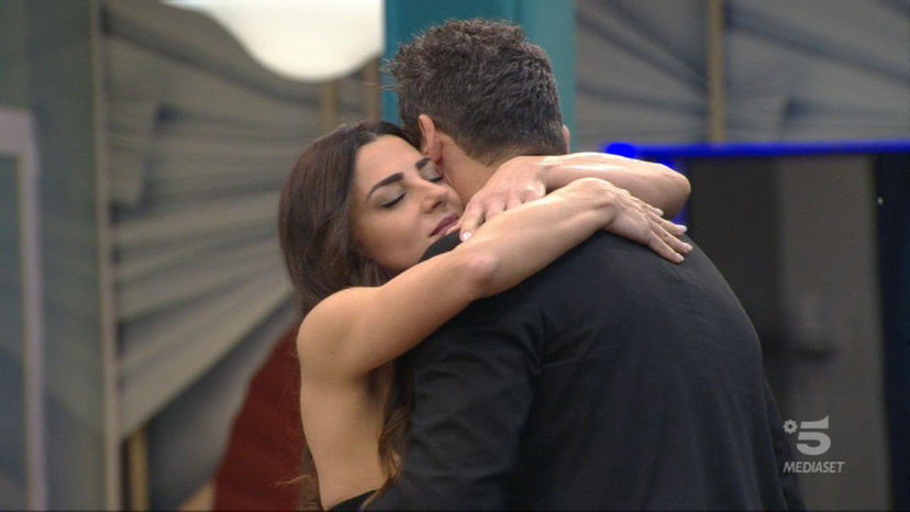 Grande Fratello Vip, Serena Enardu e Pago: bacio “rubato”, la ex non entra preview