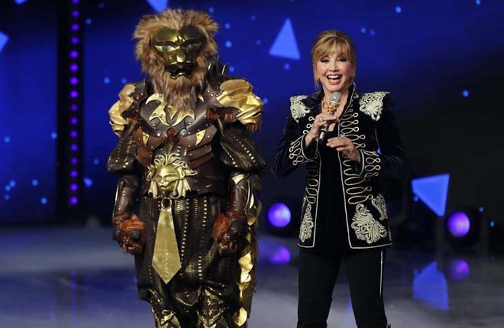 Il Cantante Mascherato, Leone è Pappalardo? Gaffe e indizi su Al Bano, ma c’è anche Max Giusti preview