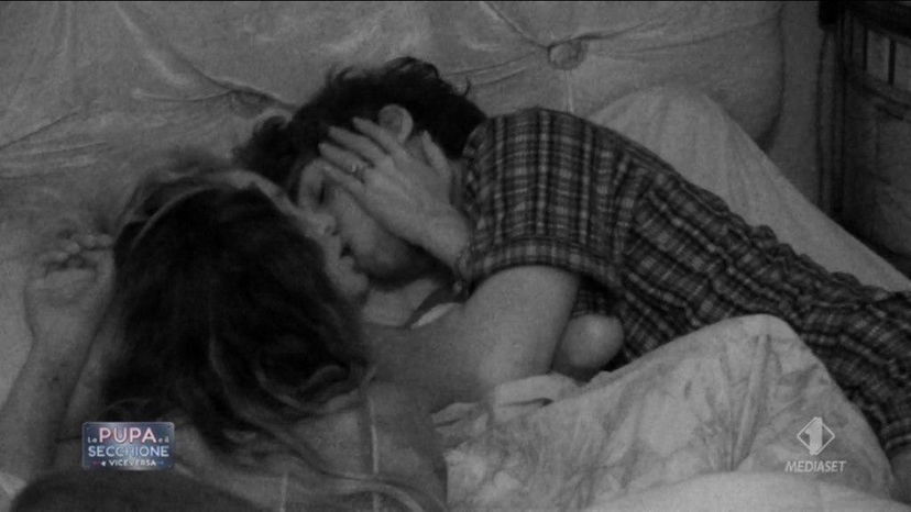 La pupa e il secchione: De Benedetti bacia Stella (che ha un fidanzato fuori), Ruffini furioso preview