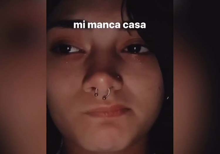 Mariana Aresta piange in video: attacco al padre che l’aveva cacciata di casa preview