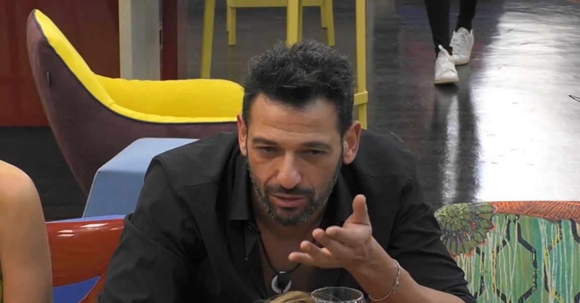 Grande Fratello Vip, Pago “umiliato” da Serena Enardu: “Ti ha fatto fare una figura di m*erda!” article-post