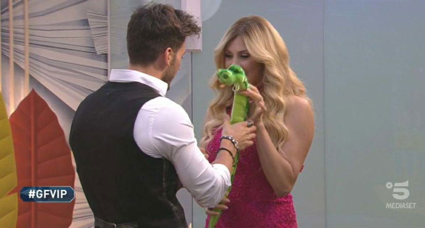 Paola Caruso contro Ivan Gonzalez: “Se ti strusci con una ragazza pensa di piacerti!” preview