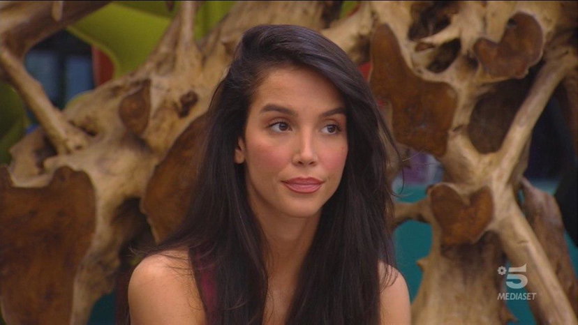 Paola Di Benedetto “difende” Zequila e replica al fidanzato Fede: “Nessuna mancanza di rispetto” preview